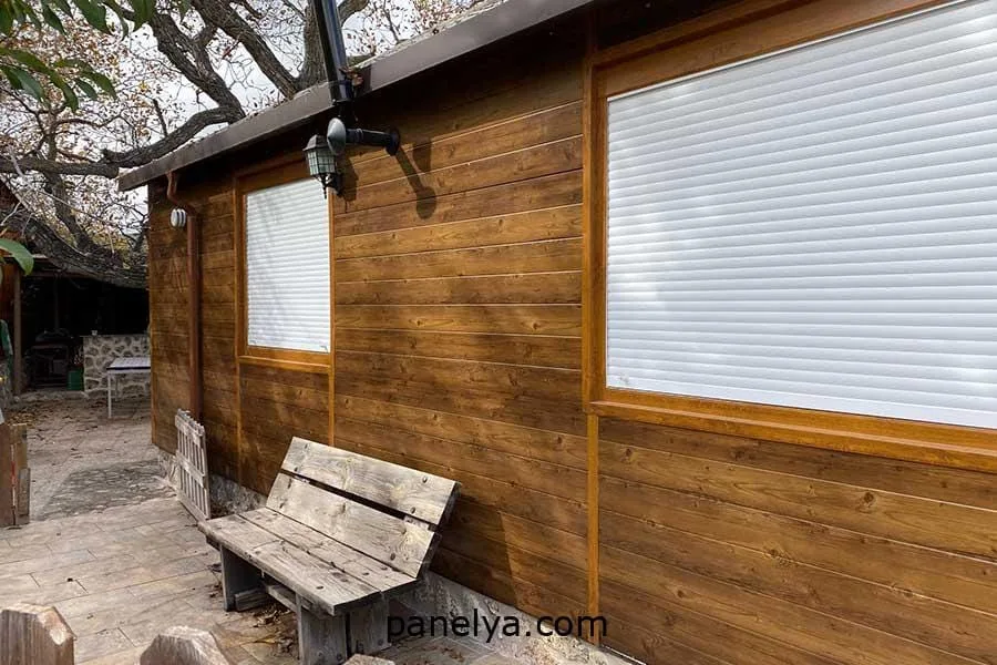 Detalle de vivienda construida con panel sándwich