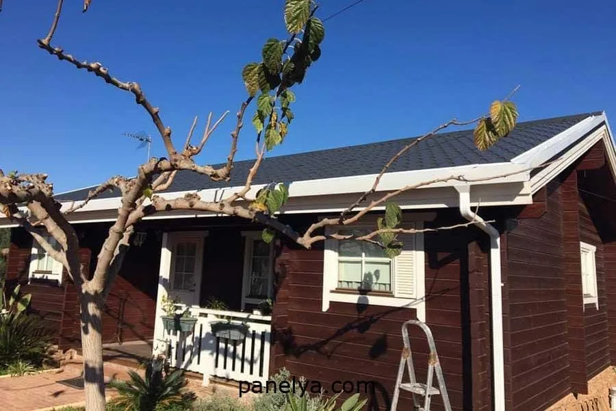 Detalle de vivienda construida con panel sándwich