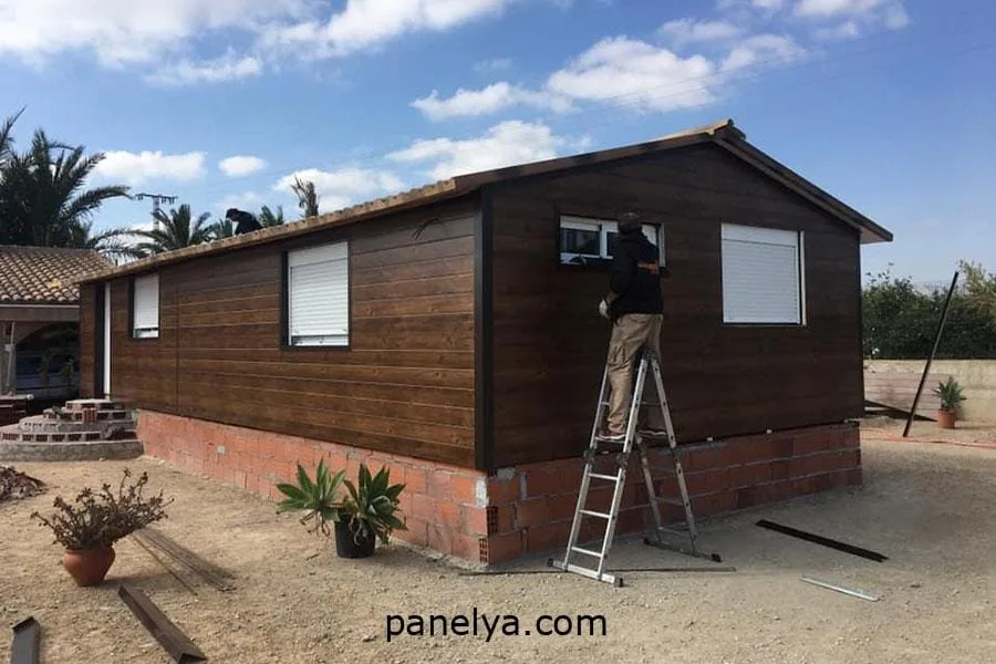 Detalle de vivienda construida con panel sándwich