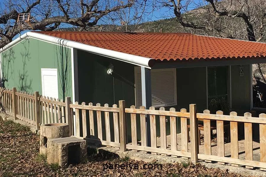 Detalle de vivienda construida con panel sándwich