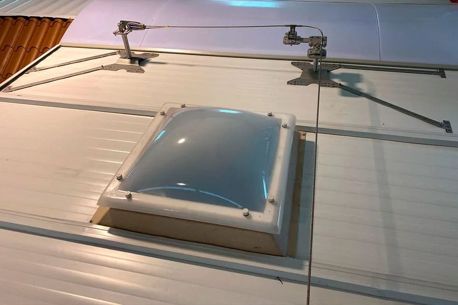 linea-de-vida-claraboya Claraboya sobre cubierta con línea de vida