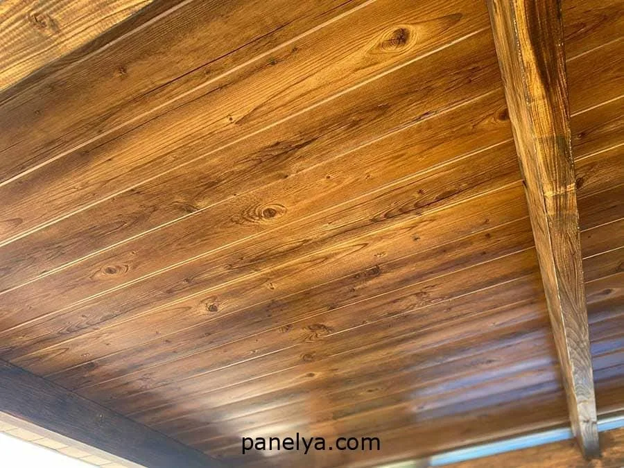 Detalle de vivienda construida con panel sándwich