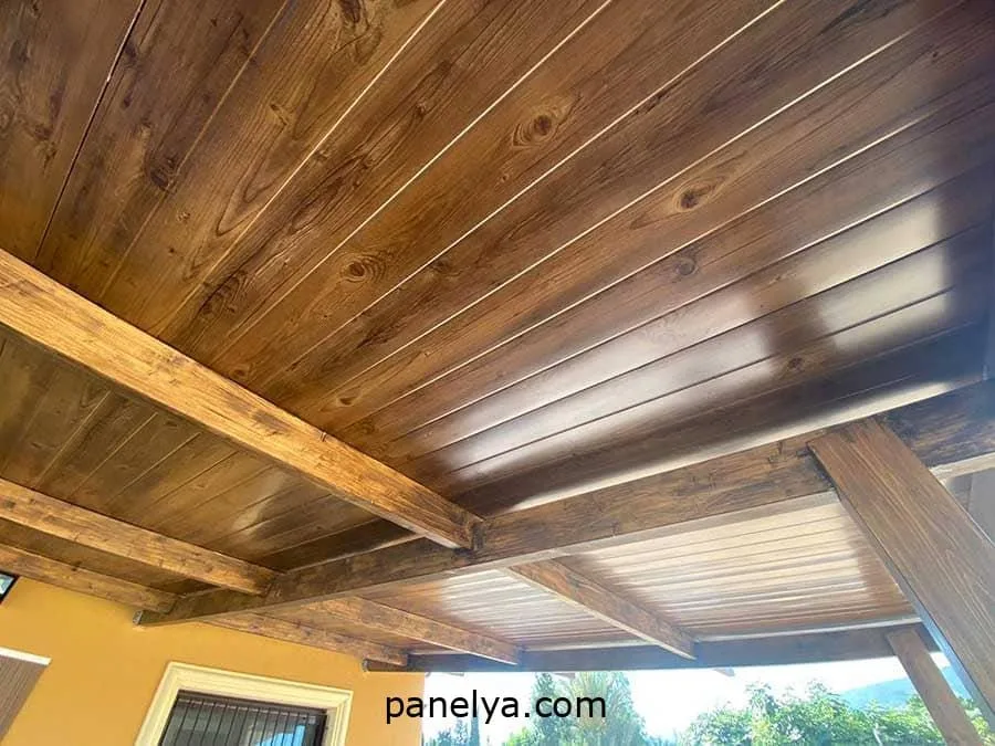 Detalle de vivienda construida con panel sándwich