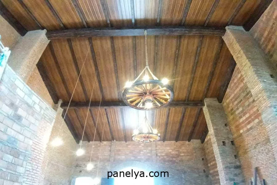 Detalle de vivienda construida con panel sándwich