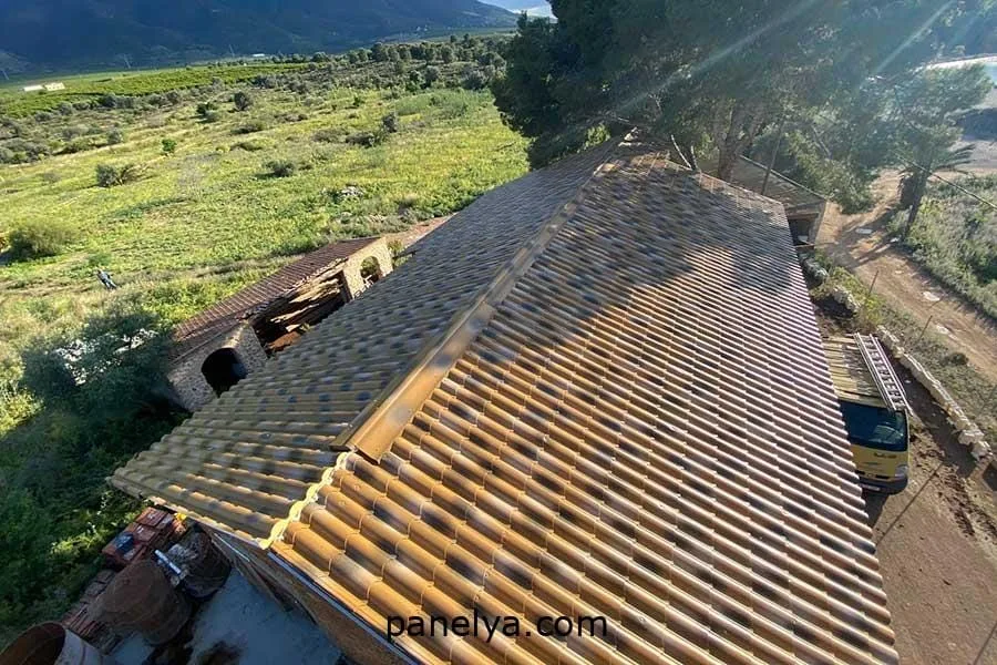 Detalle de vivienda construida con panel sándwich