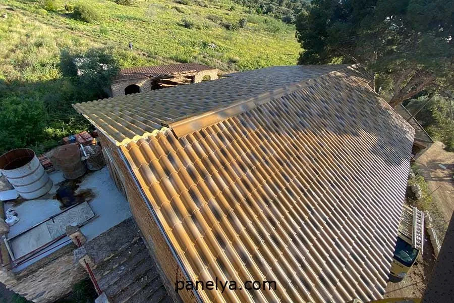 Detalle de vivienda construida con panel sándwich