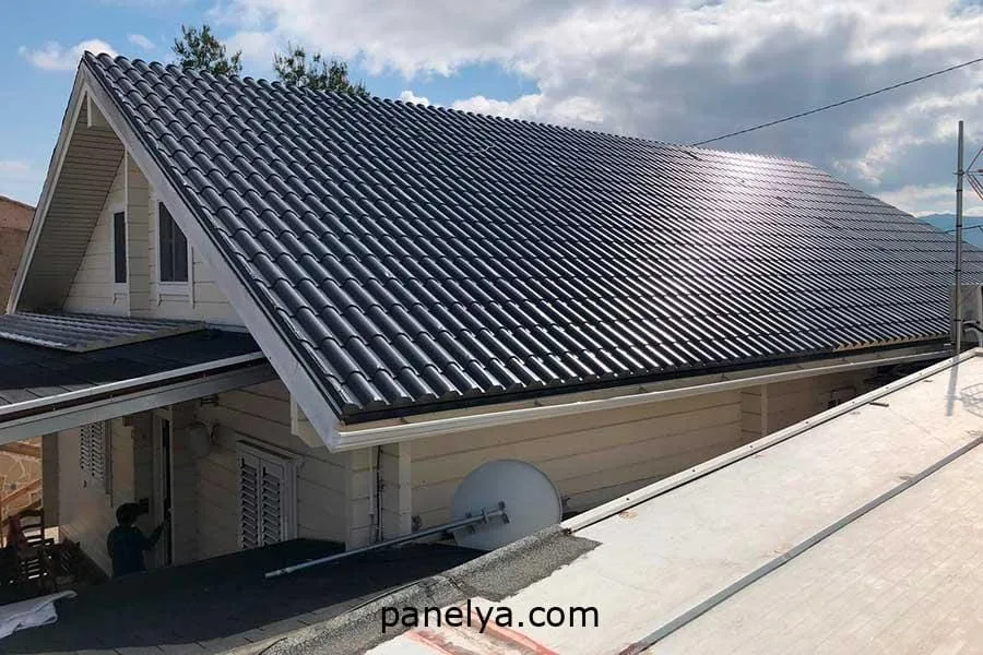 Detalle de vivienda construida con panel sándwich