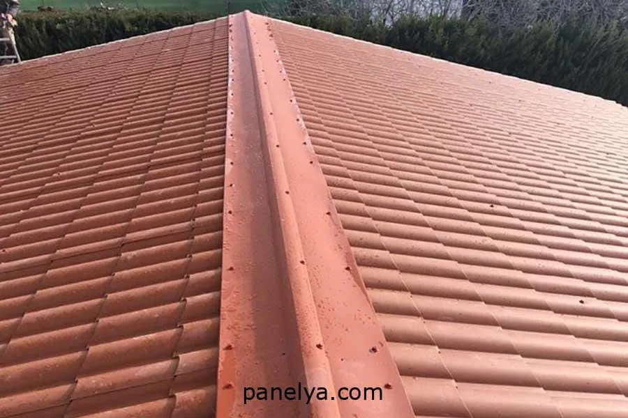 Detalle de vivienda construida con panel sándwich