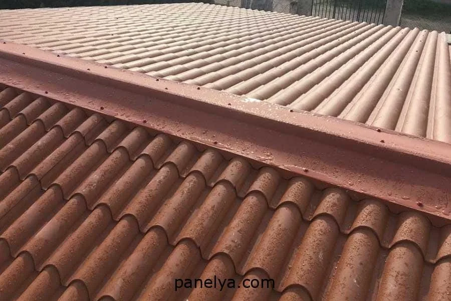 Detalle de vivienda construida con panel sándwich