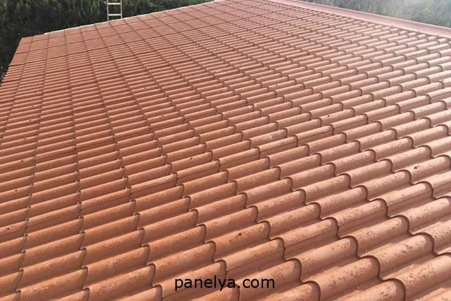 Detalle de vivienda construida con panel sándwich