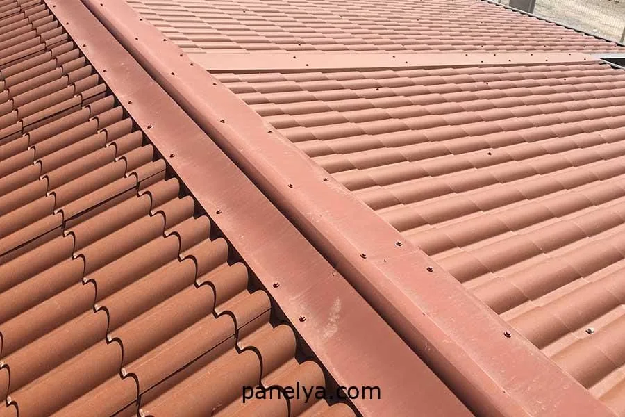 Detalle de vivienda construida con panel sándwich