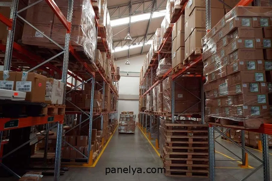 Pasillo de almacén con palets