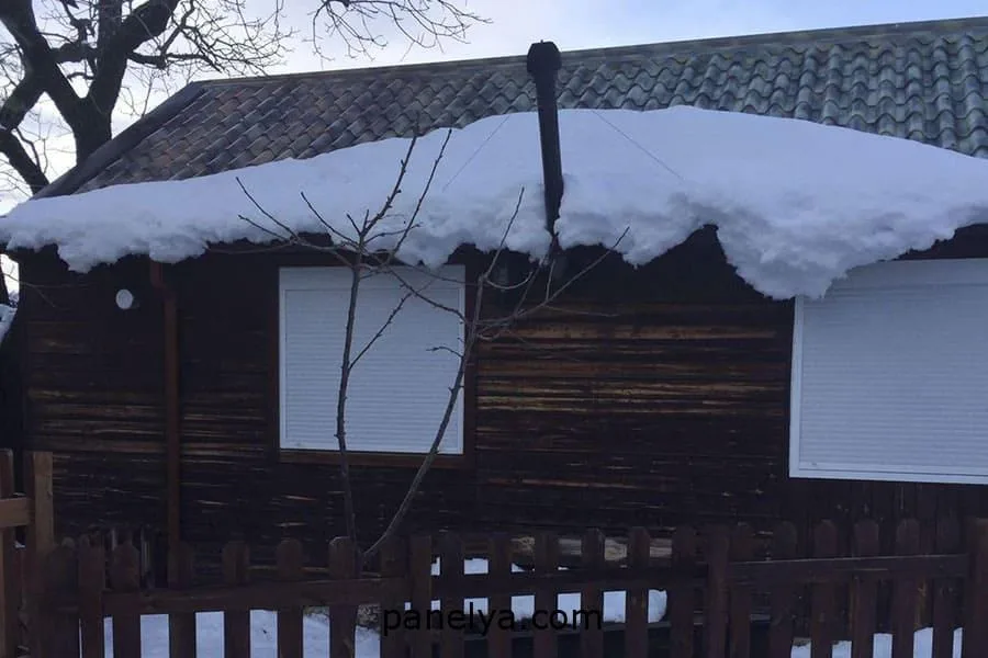 Casa de panel sandwich con nieve