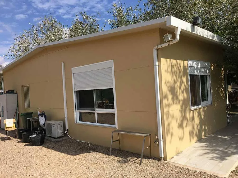 Casa finalizada color beige de panel sándwich