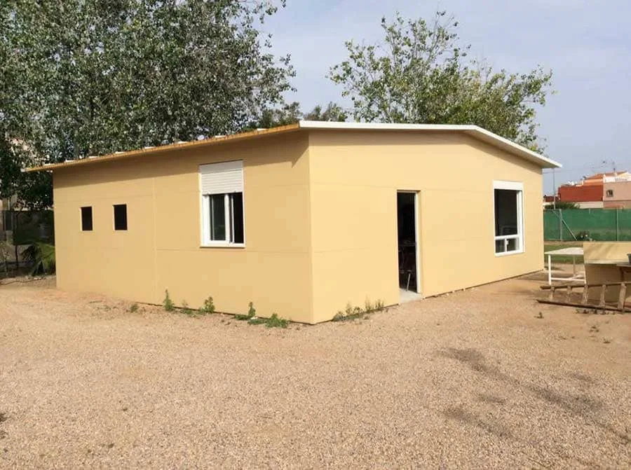 Casa en construcción de panel sandwich color beige