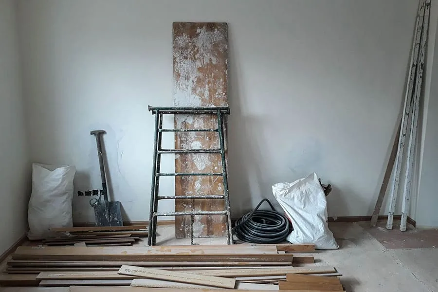 Obras en la habitación de una casa