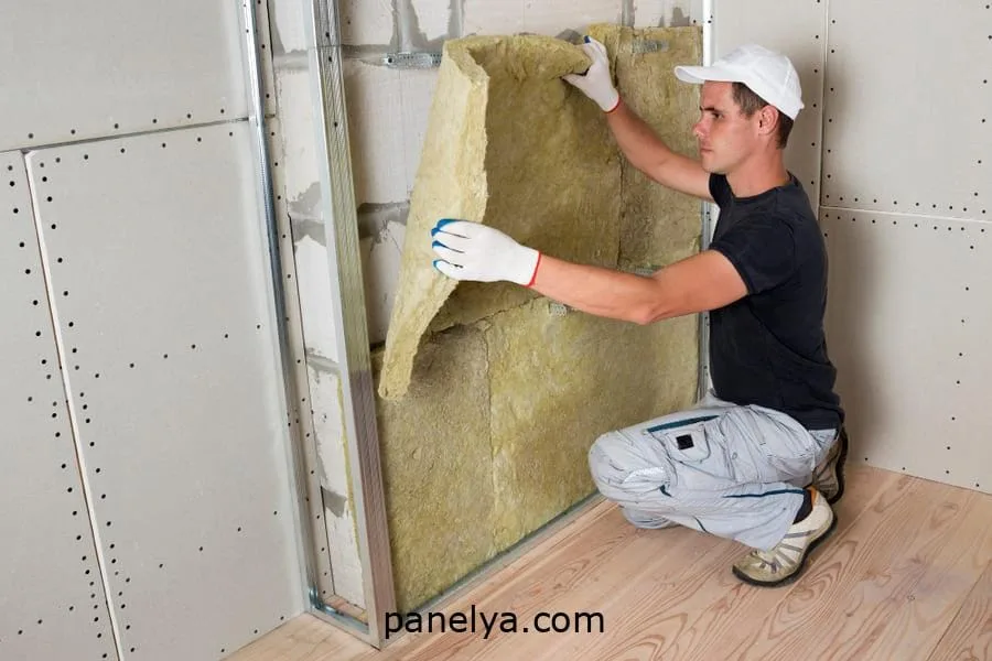 Trabajador instalando lana de roca