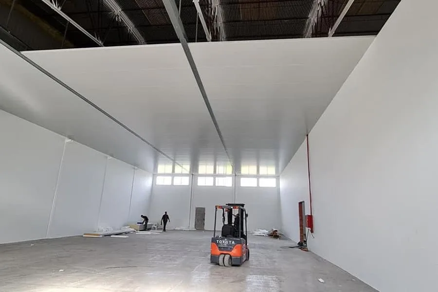 instalando-panel-sandwich-frigorifico Operarios instalando panel sándwich frigorífico