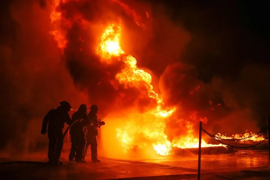 Bomberos apagando incendio