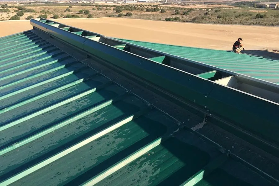 Instalando panel sándwich en una cubierta de una granja