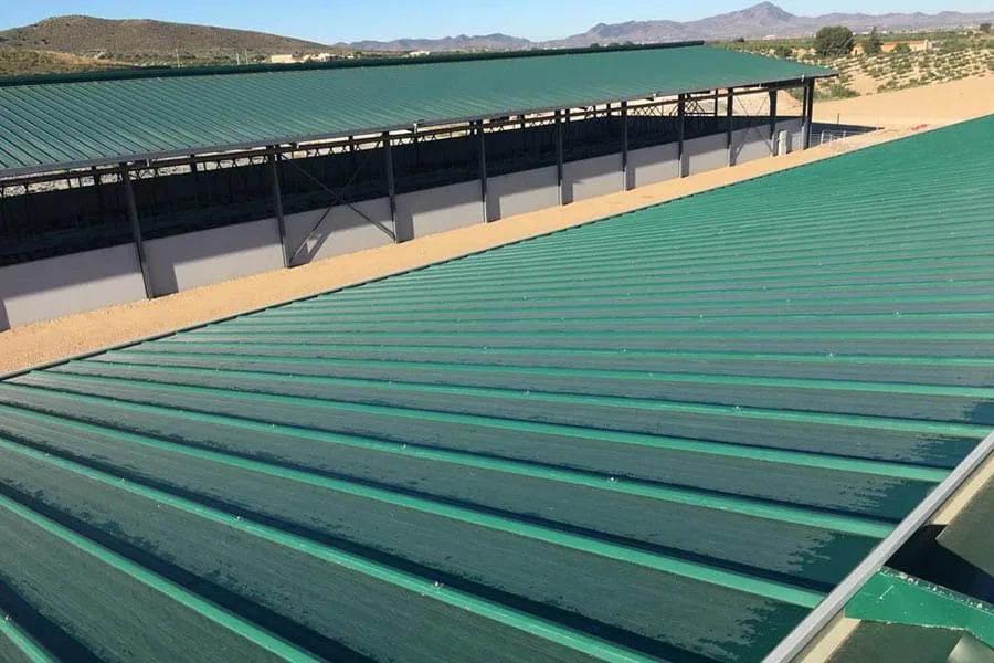Vertiente de cubierta de una granja con panel sándwich