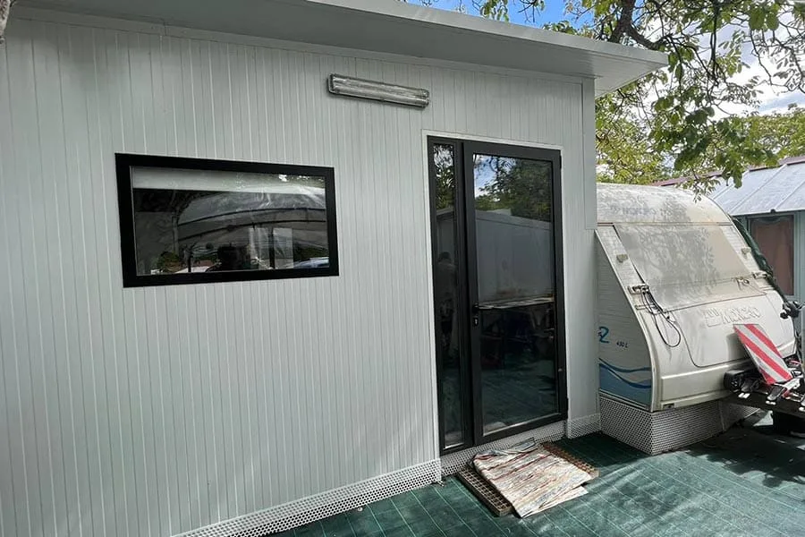 Avance de caravana construido con panel sándwich para estancias en camping