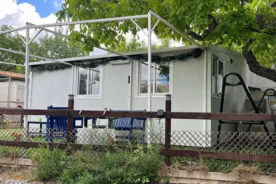 Avance de caravana construido con panel sándwich para estancias en camping