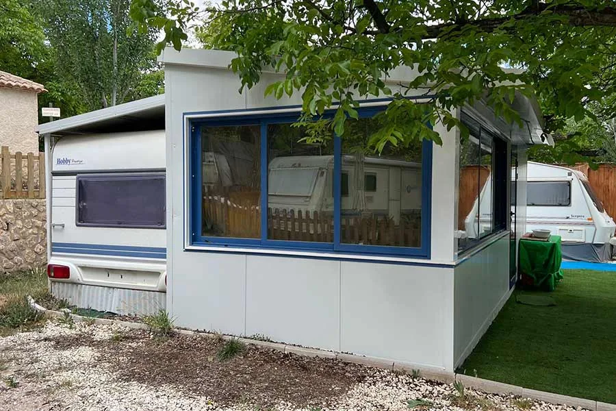 Avance de caravana construido con panel sándwich para estancias en camping