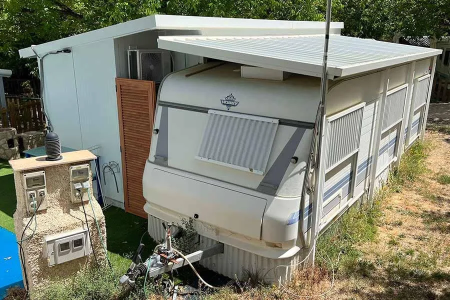 Avance de caravana construido con panel sándwich para estancias en camping