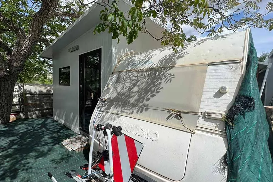 Avance de caravana construido con panel sándwich para estancias en camping