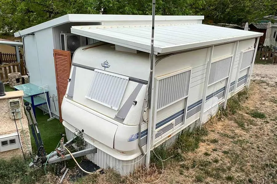 Interior de avance de caravana construido con panel sándwich para estancias en camping