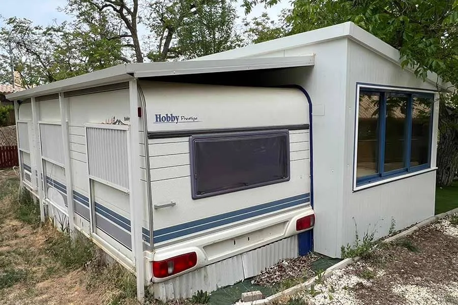 Avance de caravana construido con panel sándwich para estancias en camping