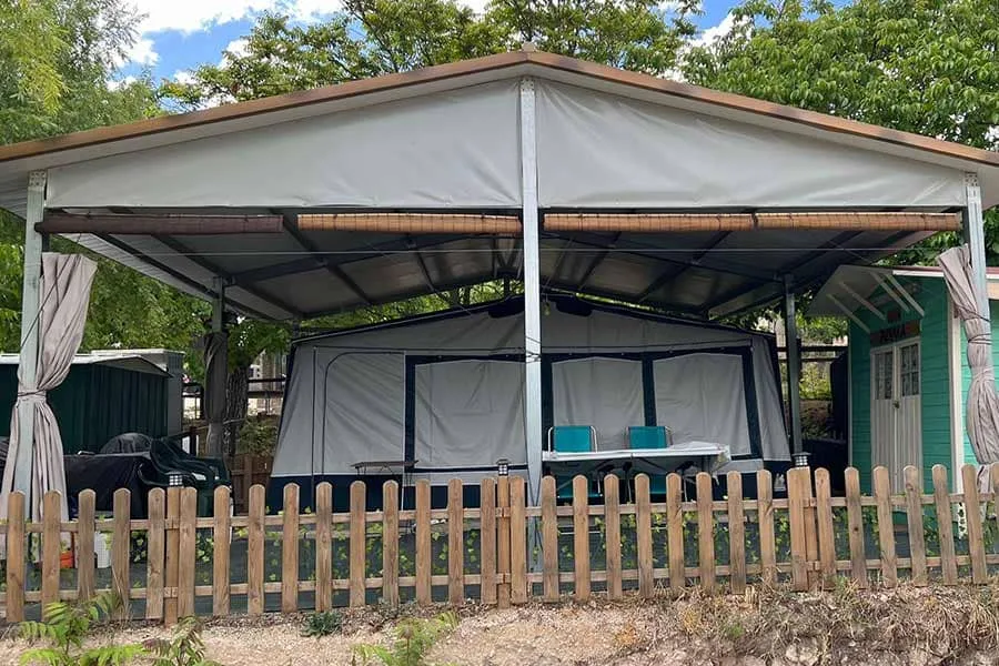 Techado construido con panel sándwich para camping