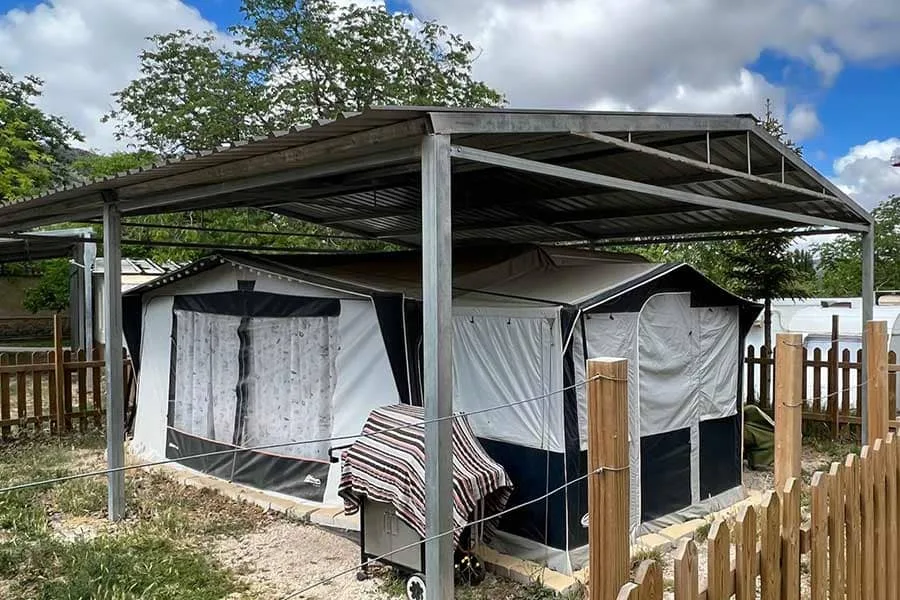 Techado construido con panel sándwich para camping