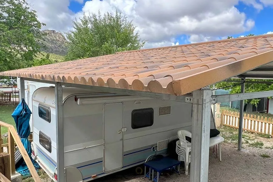 Techado construido con panel sándwich para camping