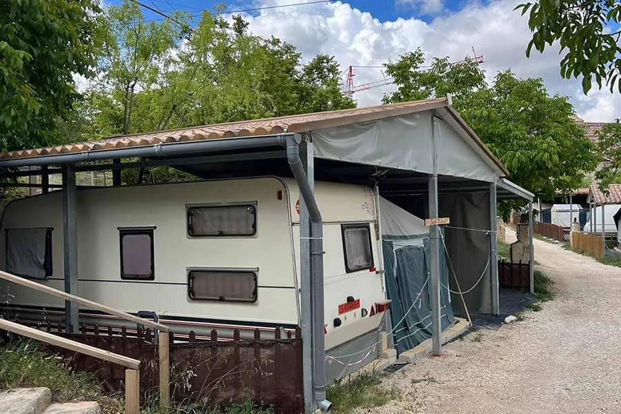Techado construido con panel sándwich para camping