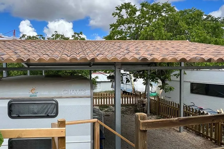 Techado construido con panel sándwich para camping