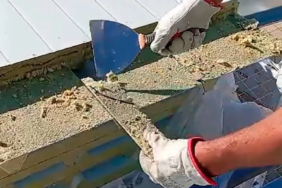 Limpiando restos de poliuretano