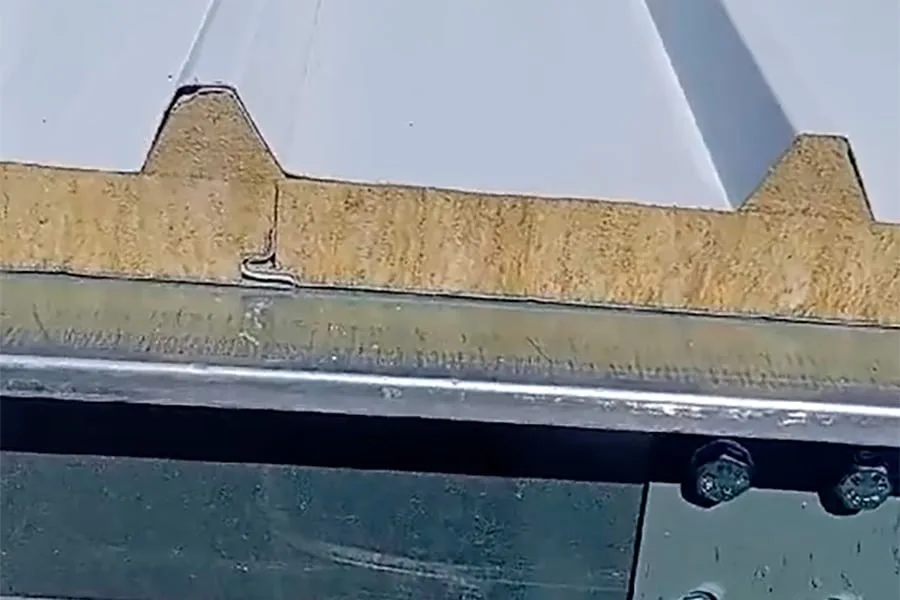 Panel sándwich preparado para instalar después de ser cortado