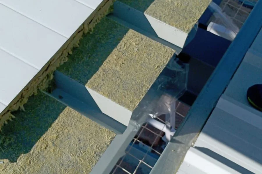 Solape terminado en una chapa sándwich