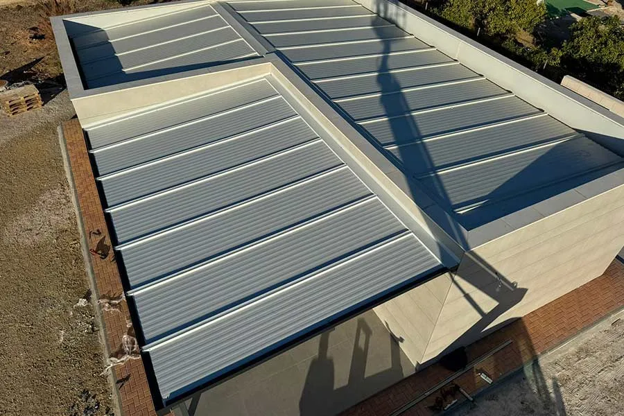 Nave con tejado de panel cubierta.