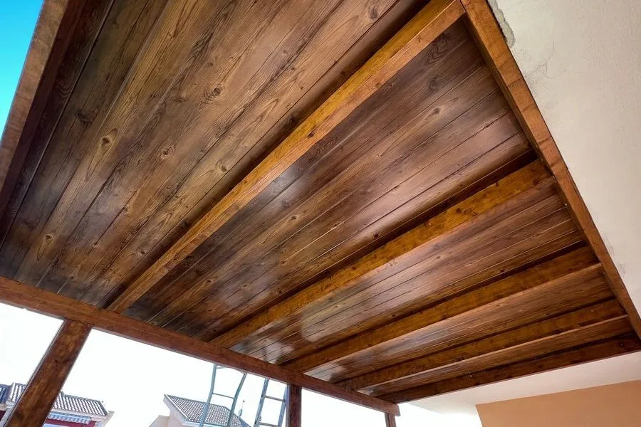 Porche interior panel teja madera