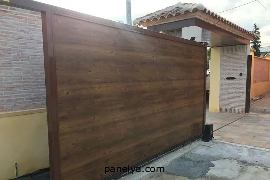 Puerta corredera de panel sándwich fachada imitación madera madera
