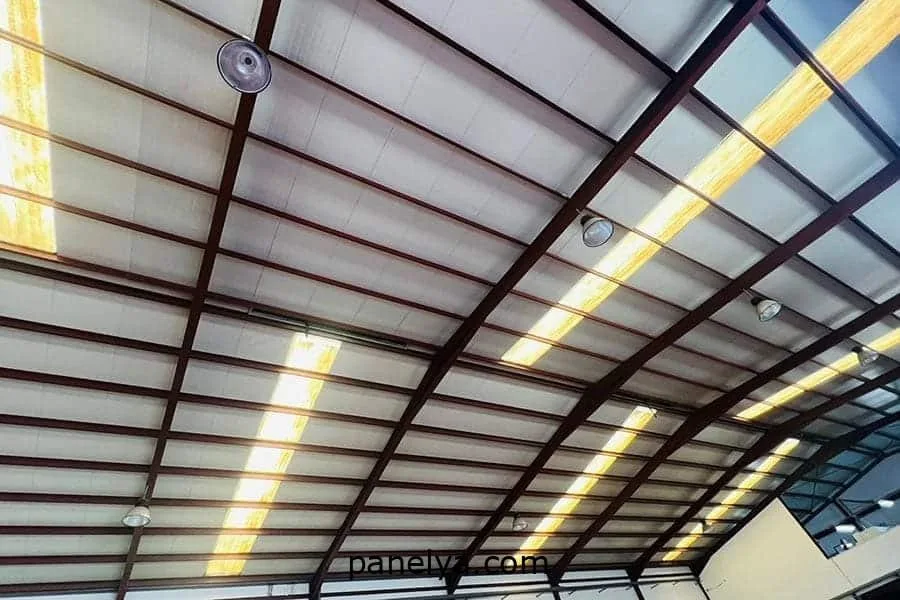 Cambio de traslúcidos y policarbonatos. Vista interna de cubierta de nave