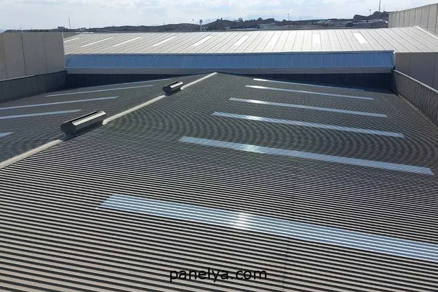 Cambio de traslúcidos y policarbonatos. Parte externa de una cubierta de nave industrial