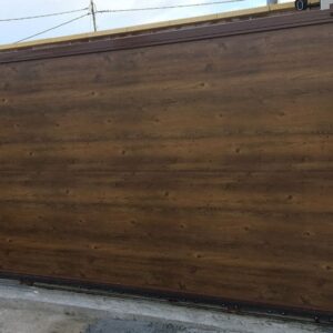 Puerta corredera de panel sándwich fachada imitación madera madera