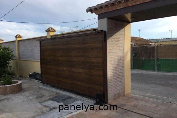Puerta corredera de panel sándwich fachada imitación madera madera