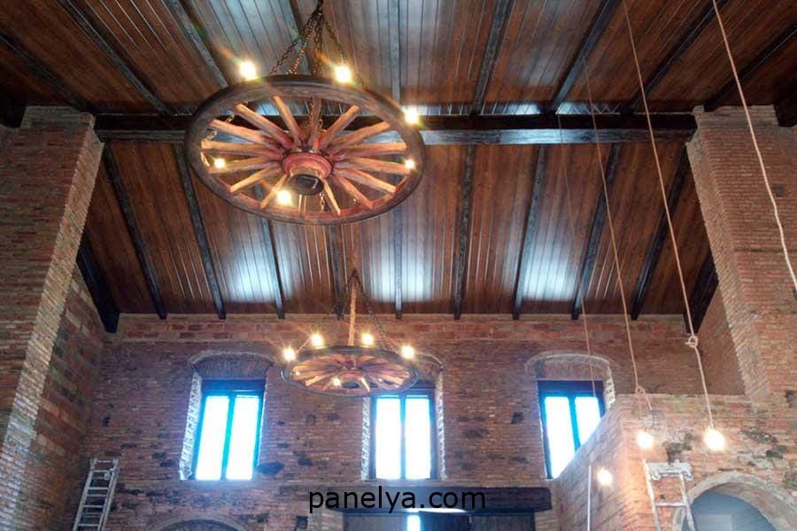 Detalle de vivienda construida con panel sándwich