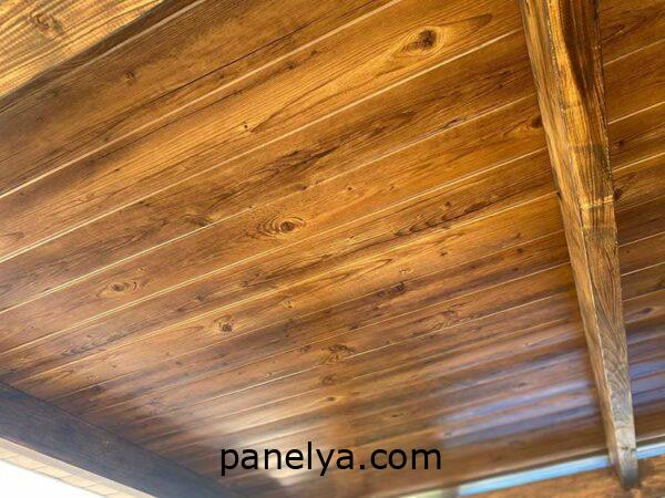 Parte interior porche de panel sandwich teja imitación madera