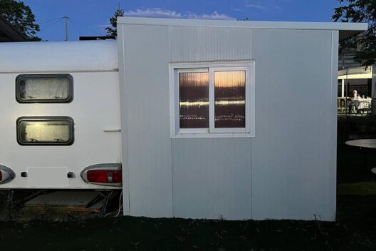 Avance de caravana construido con panel sándwich para estancias en camping